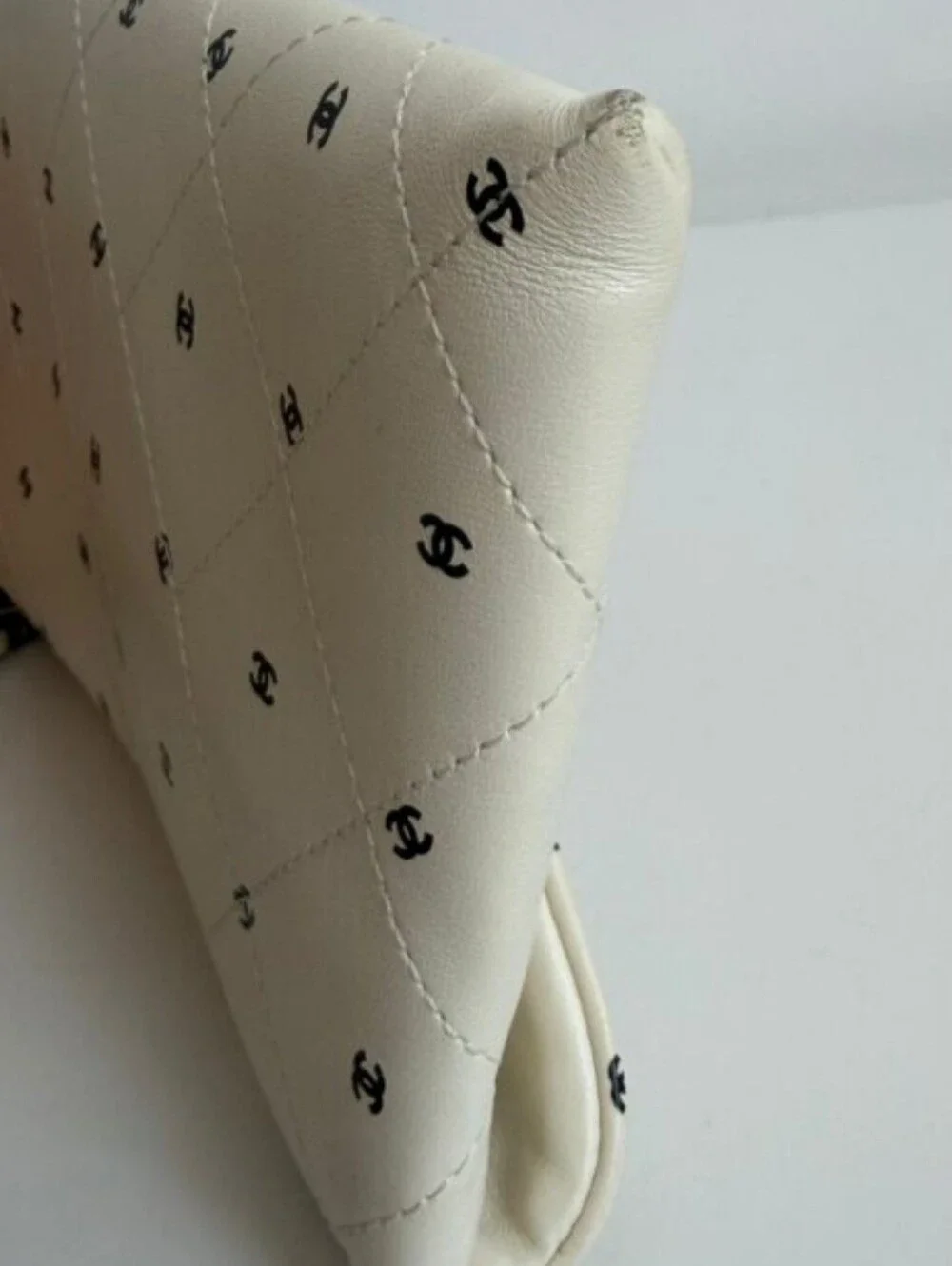 Printed Lambskin Logo CC Envelope Clutch With Chain White